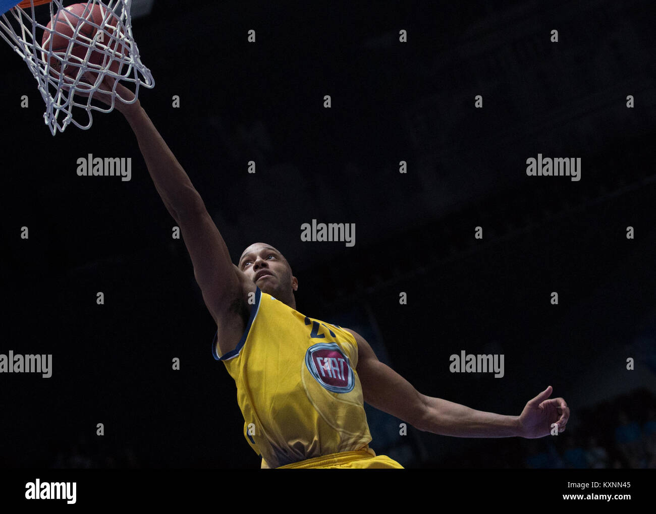 San Pietroburgo, Russia. Decimo gen, 2018. Andre Jones di Fiat Torino si contendono la palla durante il turno EuroCup 2 Top 16 basket match tra Zenit San Pietroburgo e Fiat Torino al Yubileyny Sports Palace. Credito: Igor Russak/SOPA/ZUMA filo/Alamy Live News Foto Stock