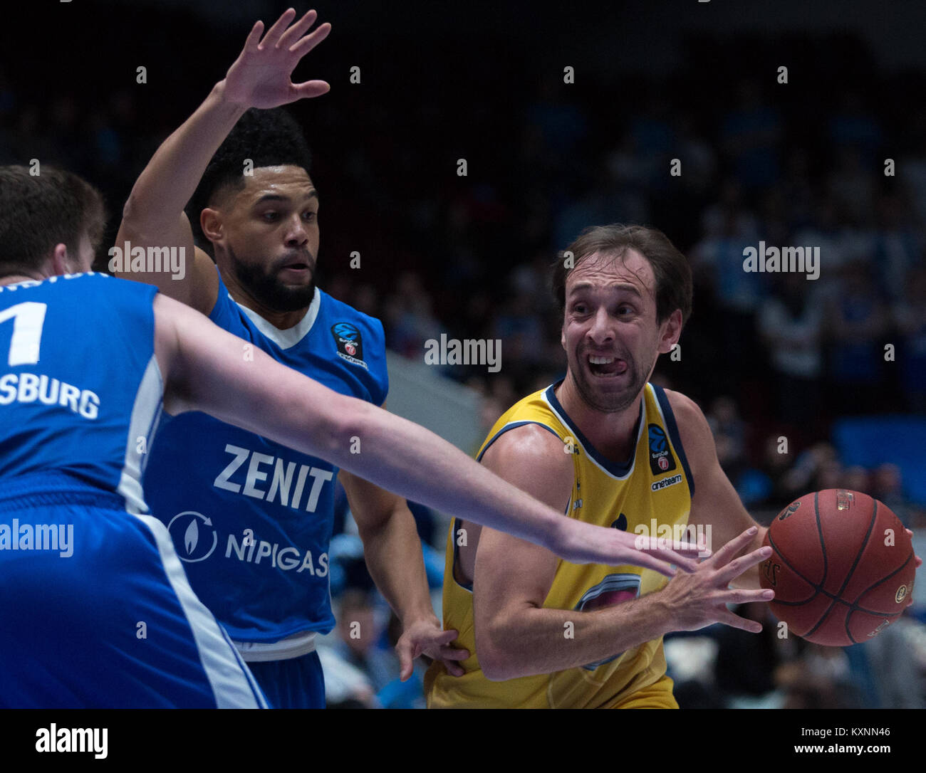 San Pietroburgo, Russia. Decimo gen, 2018. Giuseppe Poeta della Fiat Torino (R) e Scottie Reynolds di Zenit San Pietroburgo si contendono la palla durante il turno EuroCup 2 Top 16 basket match tra Zenit San Pietroburgo e Fiat Torino al Yubileyny Sports Palace. Credito: Igor Russak/SOPA/ZUMA filo/Alamy Live News Foto Stock