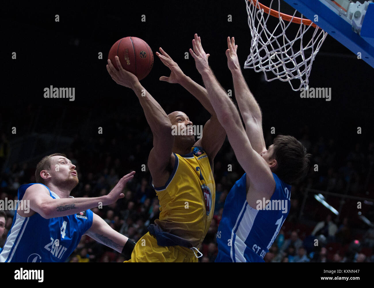 San Pietroburgo, Russia. Decimo gen, 2018. Andre Jones di Fiat Torino (C) e Ivan Lazarev (L), Evgeny Voronov di Zenit San Pietroburgo si contendono la palla durante il turno EuroCup 2 Top 16 basket match tra Zenit San Pietroburgo e Fiat Torino al Yubileyny Sports Palace. Credito: Igor Russak/SOPA/ZUMA filo/Alamy Live News Foto Stock