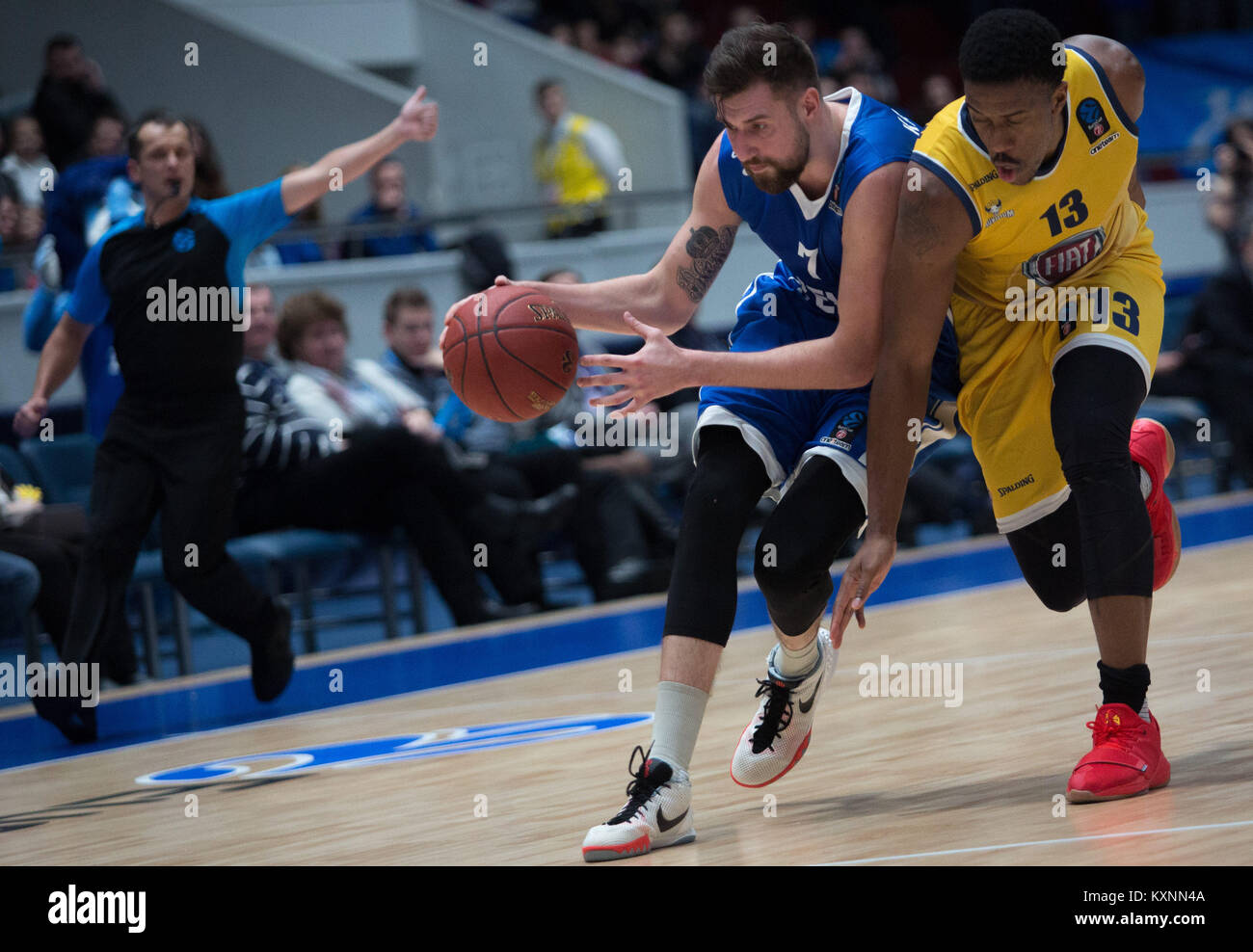 San Pietroburgo, Russia. Decimo gen, 2018. Lamar Patterson del Fiat Torino (R) e Sergey Karasev di Zenit San Pietroburgo si contendono la palla durante il turno EuroCup 2 Top 16 basket match tra Zenit San Pietroburgo e Fiat Torino al Yubileyny Sports Palace. Credito: Igor Russak/SOPA/ZUMA filo/Alamy Live News Foto Stock
