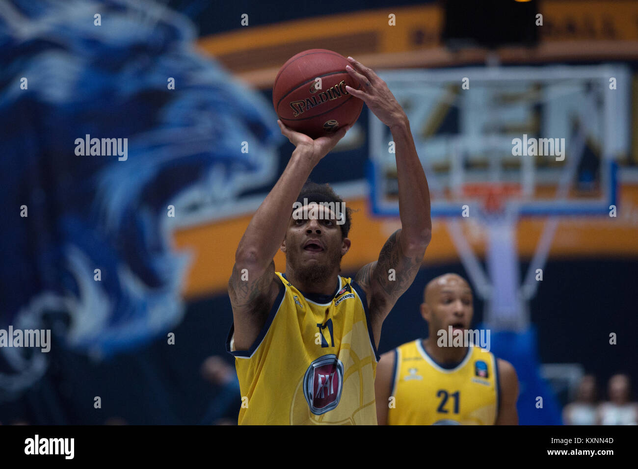 San Pietroburgo, Russia. Decimo gen, 2018. Deron Washington di Fiat Torino tieni la palla durante il turno EuroCup 2 Top 16 basket match tra Zenit San Pietroburgo e Fiat Torino al Yubileyny Sports Palace. Credito: Igor Russak/SOPA/ZUMA filo/Alamy Live News Foto Stock