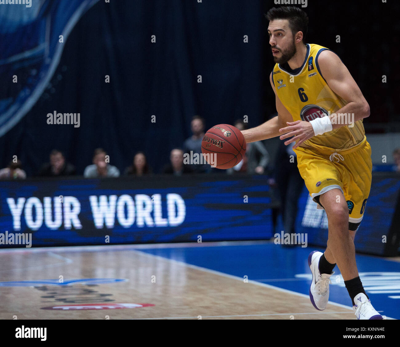 San Pietroburgo, Russia. Decimo gen, 2018. Sasha Vujacic di Fiat Torino si contendono la palla durante il turno EuroCup 2 Top 16 basket match tra Zenit San Pietroburgo e Fiat Torino al Yubileyny Sports Palace. Credito: Igor Russak/SOPA/ZUMA filo/Alamy Live News Foto Stock
