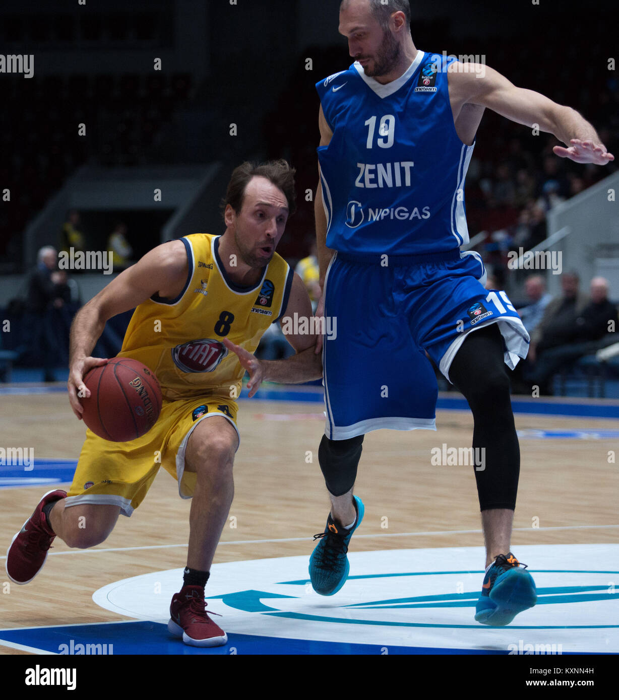 San Pietroburgo, Russia. Decimo gen, 2018. Giuseppe Poeta della Fiat Torino (L) e Marko Simonovic di Zenit San Pietroburgo si contendono la palla durante il turno EuroCup 2 Top 16 basket match tra Zenit San Pietroburgo e Fiat Torino al Yubileyny Sports Palace. Credito: Igor Russak/SOPA/ZUMA filo/Alamy Live News Foto Stock