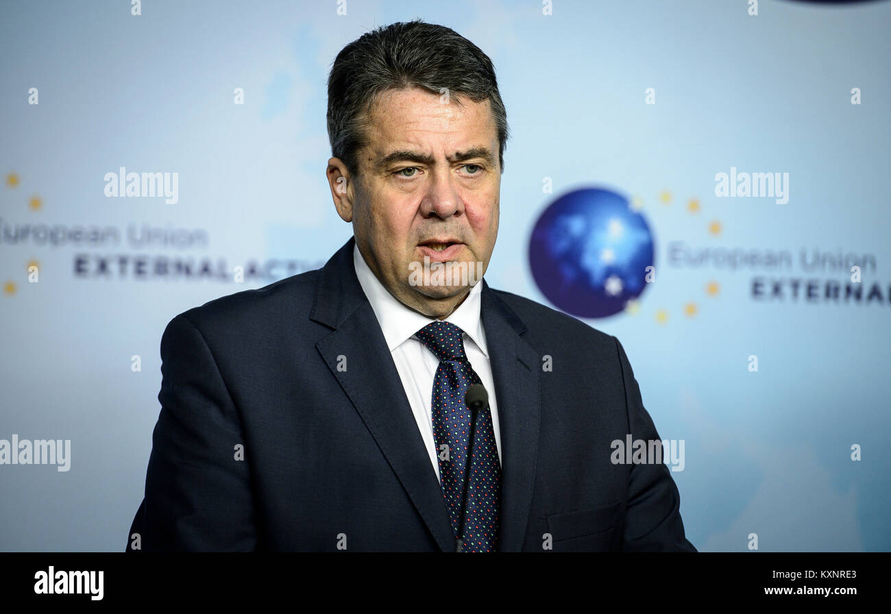 Bruxelles, BXL, Belgio. Xi gen, 2018. In Germania il Ministro degli Esteri Sigmar GABRIEL, dà una conferenza stampa dopo un incontro con il Ministro degli Esteri iraniano Jawad Zarif al servizio europeo di azione esterna (EEAS) con sede a Bruxelles, in Belgio, il 11.01.2018 da Wiktor Dabkowski Credito: Wiktor Dabkowski/ZUMA filo/Alamy Live News Foto Stock