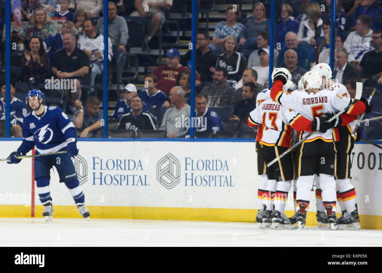 Tampa, Florida, Stati Uniti d'America. Xi gen, 2018. DIRK SHADD | Orari .Tampa Bay Lightning centro Tyler Johnson (9) guarda come le fiamme di Calgary celebrare il primo obiettivo del gioco appena 29 secondi nel primo periodo a Amalie Arena di Tampa (01/11/18) Credito: Dirk Shadd/Tampa Bay volte/ZUMA filo/Alamy Live News Foto Stock