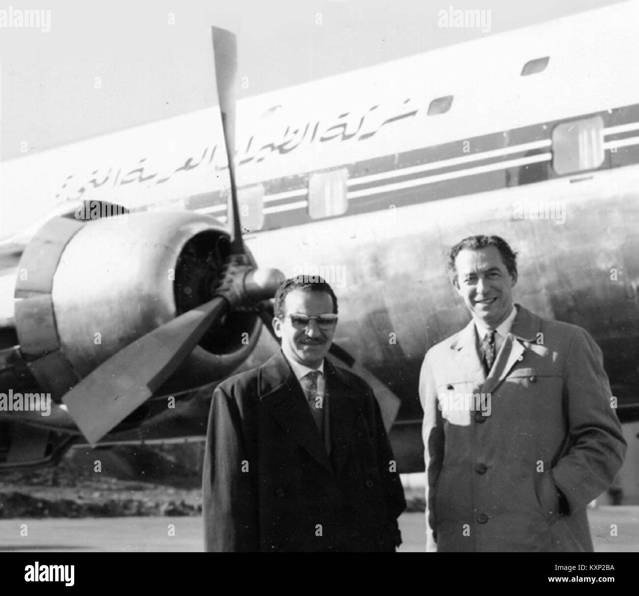 Uno studente della United Arab Airlines e un'altra persona di fronte a un DC-6B acquistato dalla SAS, illustrando le operazioni di aviazione e l'utilizzo di aeromobili commerciali. Foto Stock