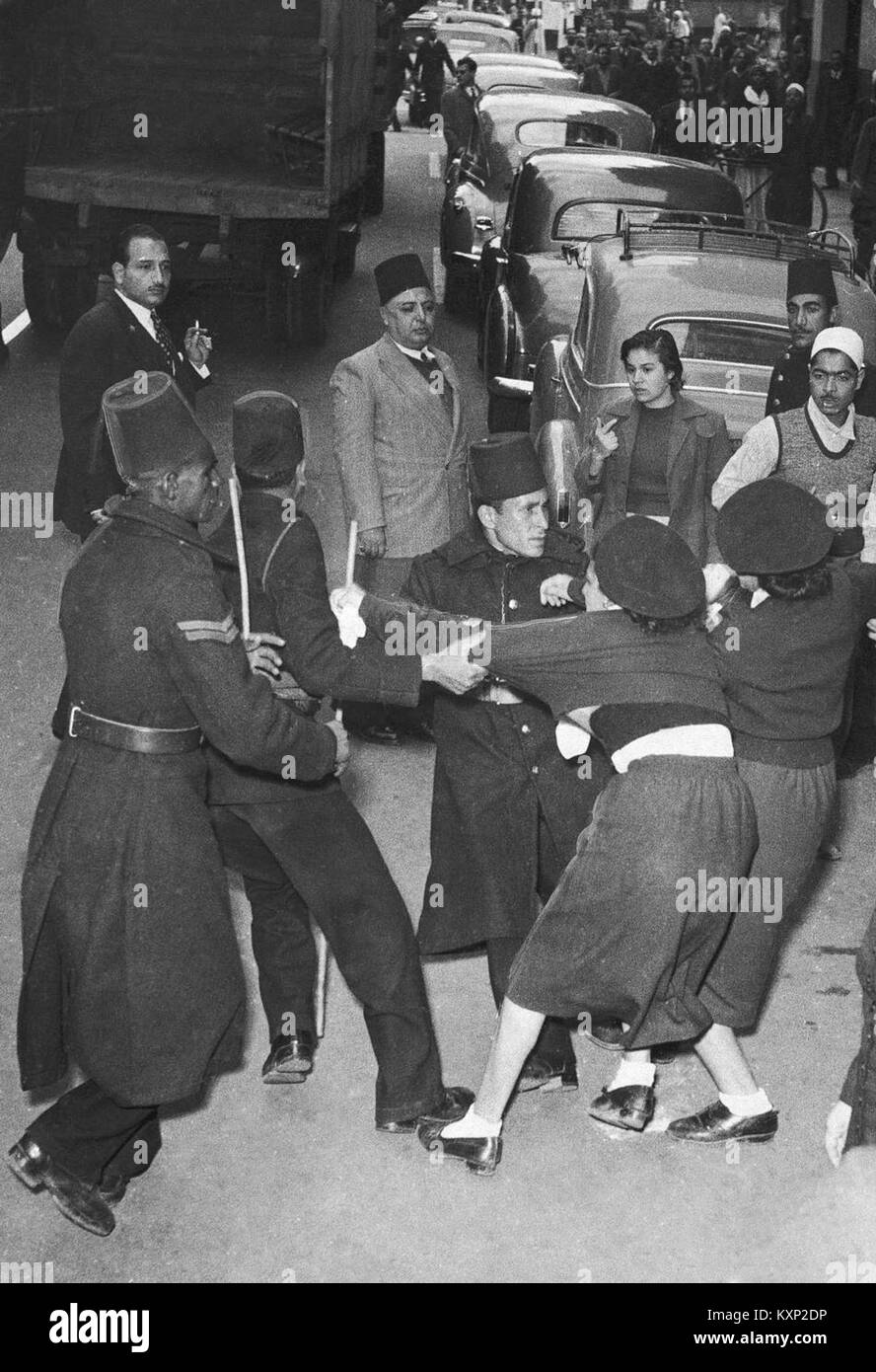 Questa fotografia raffigura donne egiziane che affrontano la polizia del Cairo durante una manifestazione pubblica o disordini in città. Foto Stock