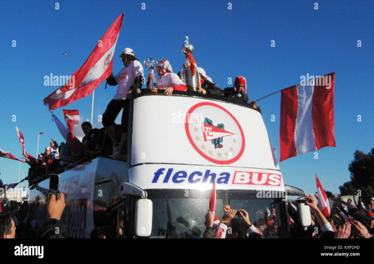 Fotografia della squadra dell'Estudiantes de la Plata durante la celebrazione della vittoria della Copa Libertadores del 2009. L'immagine mostra i giocatori a bordo di un autobus mentre iniziano la sfilata dall'aeroporto di Ezeiza a la Plata, Argentina, catturando la gioia della squadra e l'entusiasmo dei tifosi. Foto Stock
