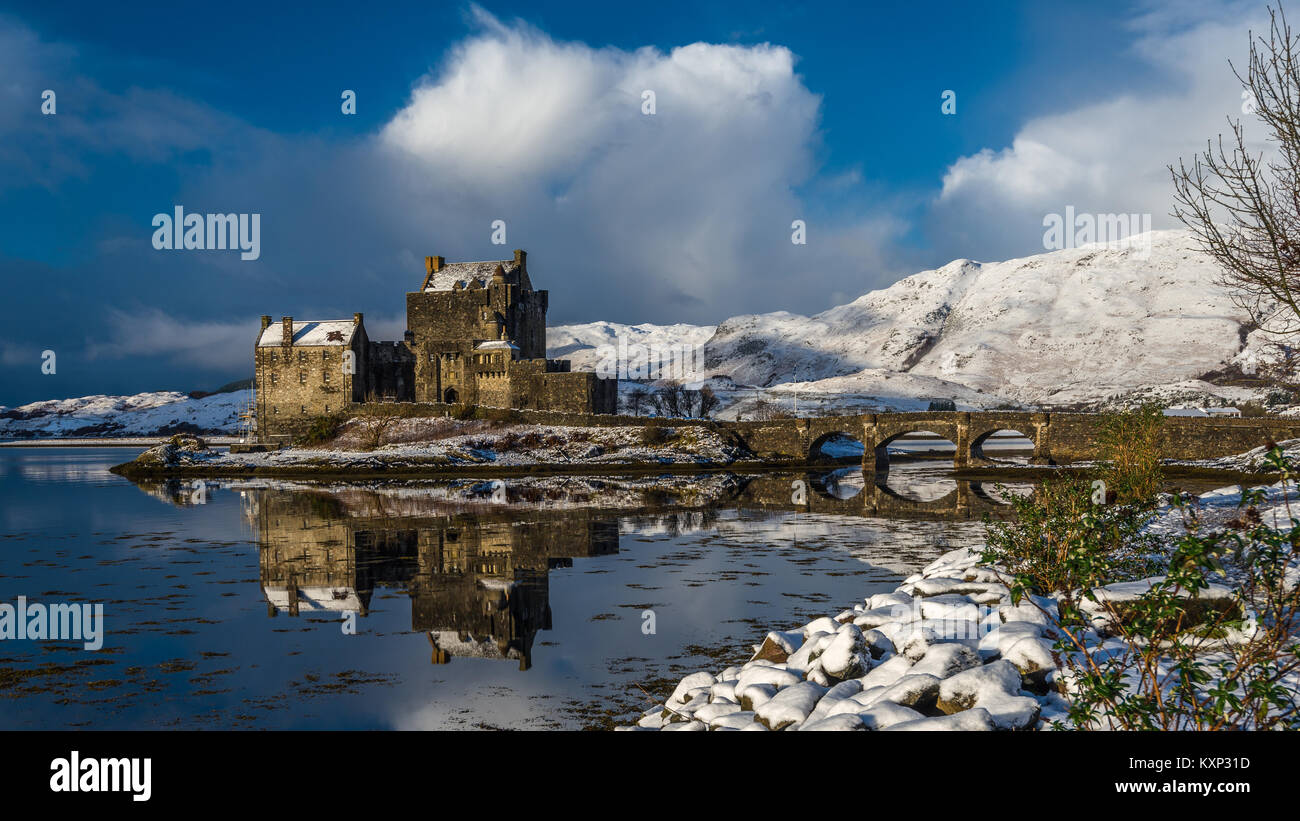 Eilean Donan Castle nella neve Foto Stock
