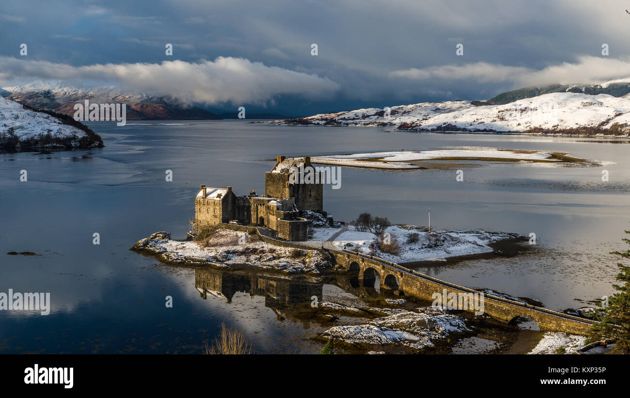 Eilean Donan Castle dal di sopra in inverno Foto Stock