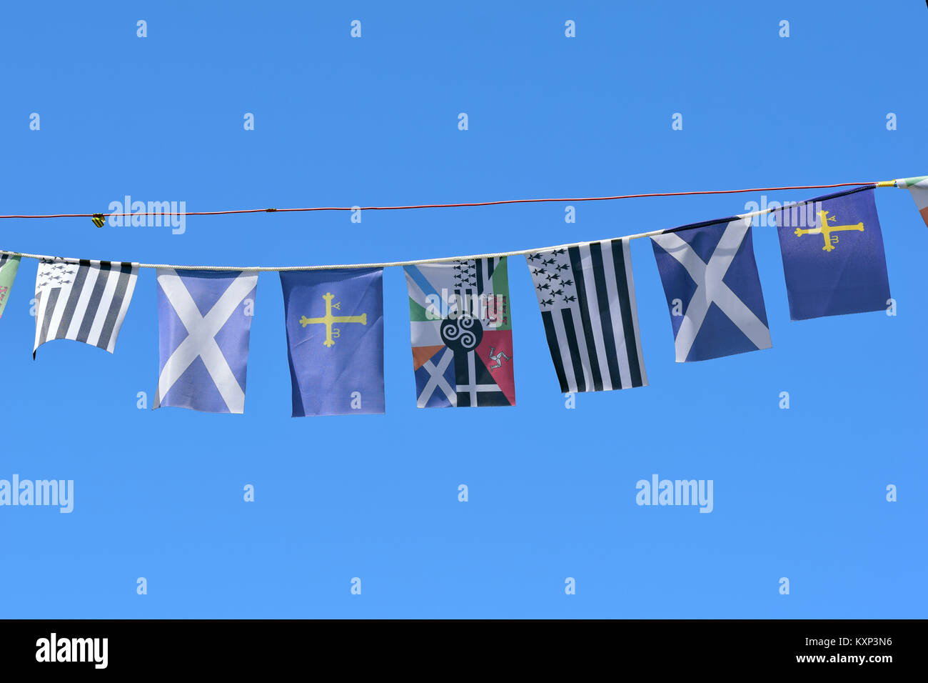 Internazionale di piccole bandiere colorate soffiando nel vento Foto Stock