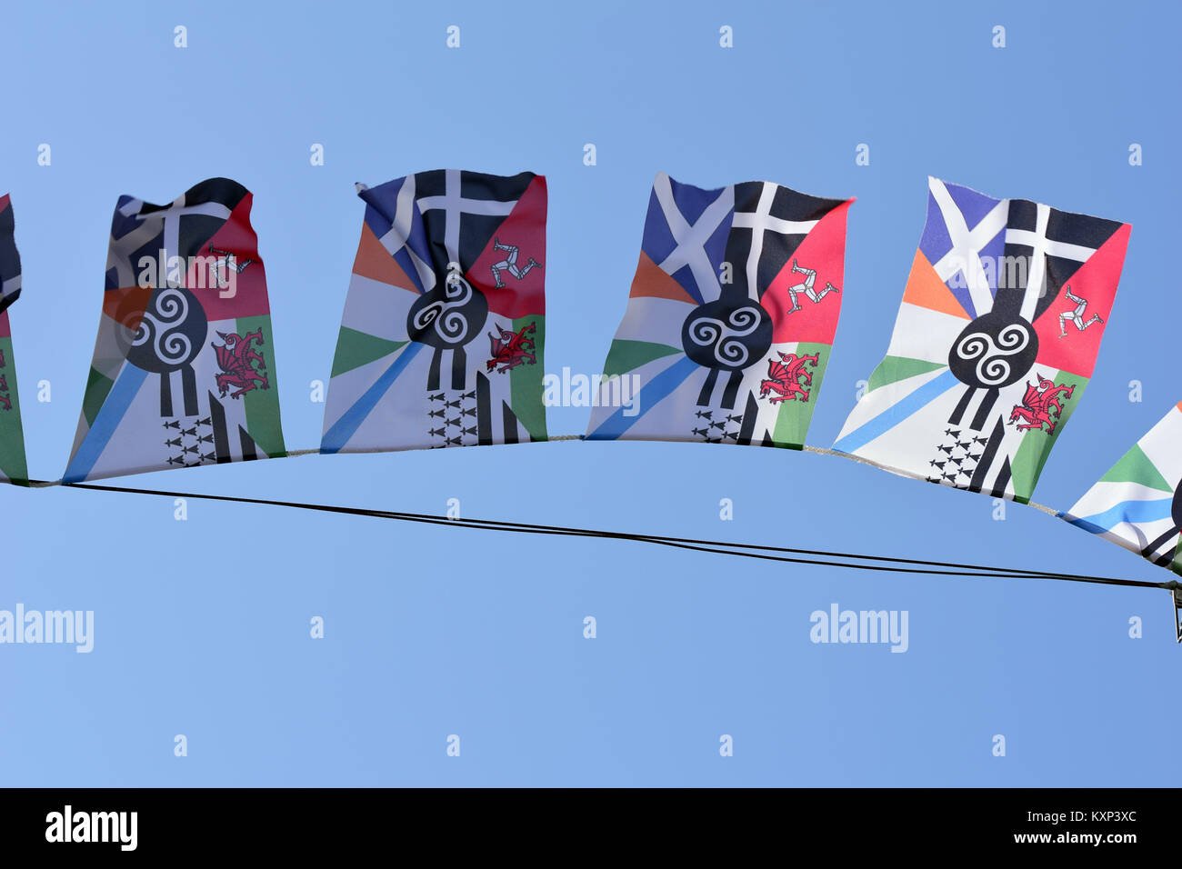 Internazionale di piccole bandiere colorate soffiando nel vento Foto Stock