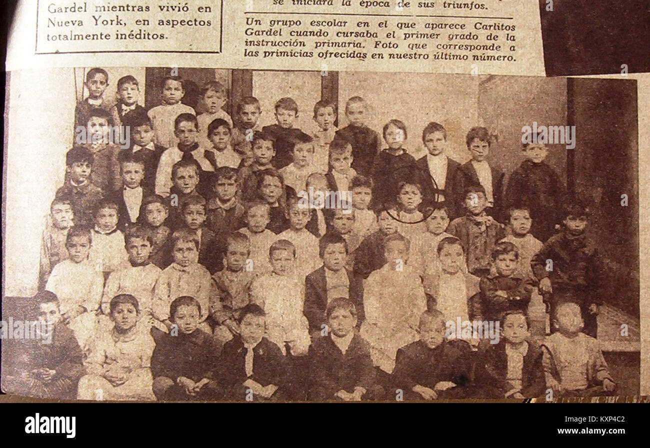 Questa fotografia mostra Carlitos Gardel con i suoi compagni di classe di prima classe, illustrando i primi anni di vita e il contesto educativo dell'individuo. Foto Stock