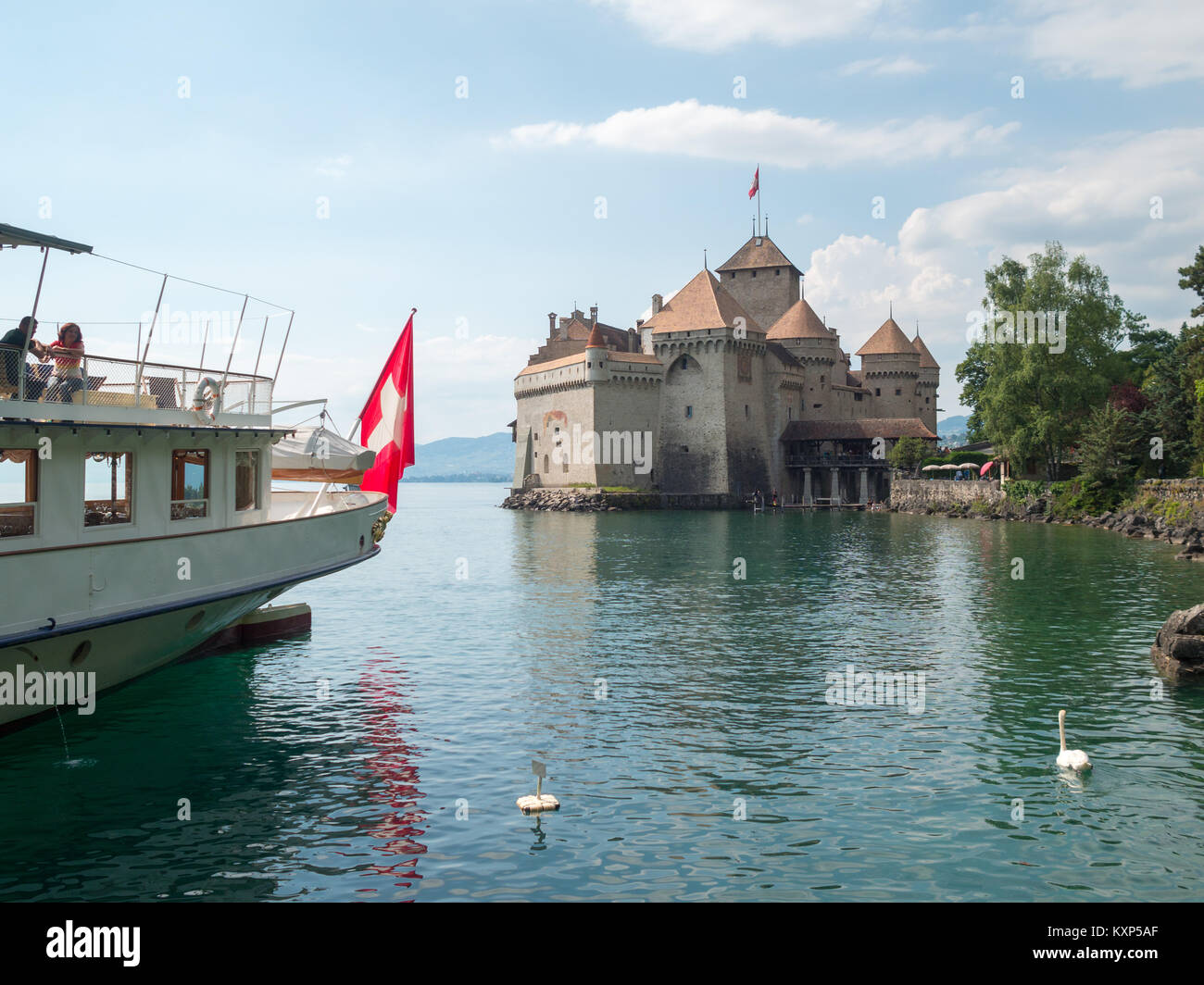 Battello a vapore con bandiera svizzera del castello di Chillon, lago di Ginevra Foto Stock