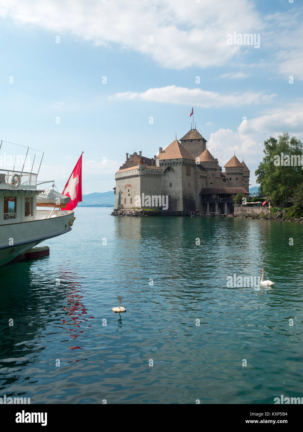 Steamboat con bandiera della Svizzera da Chateau de Chillon Foto Stock