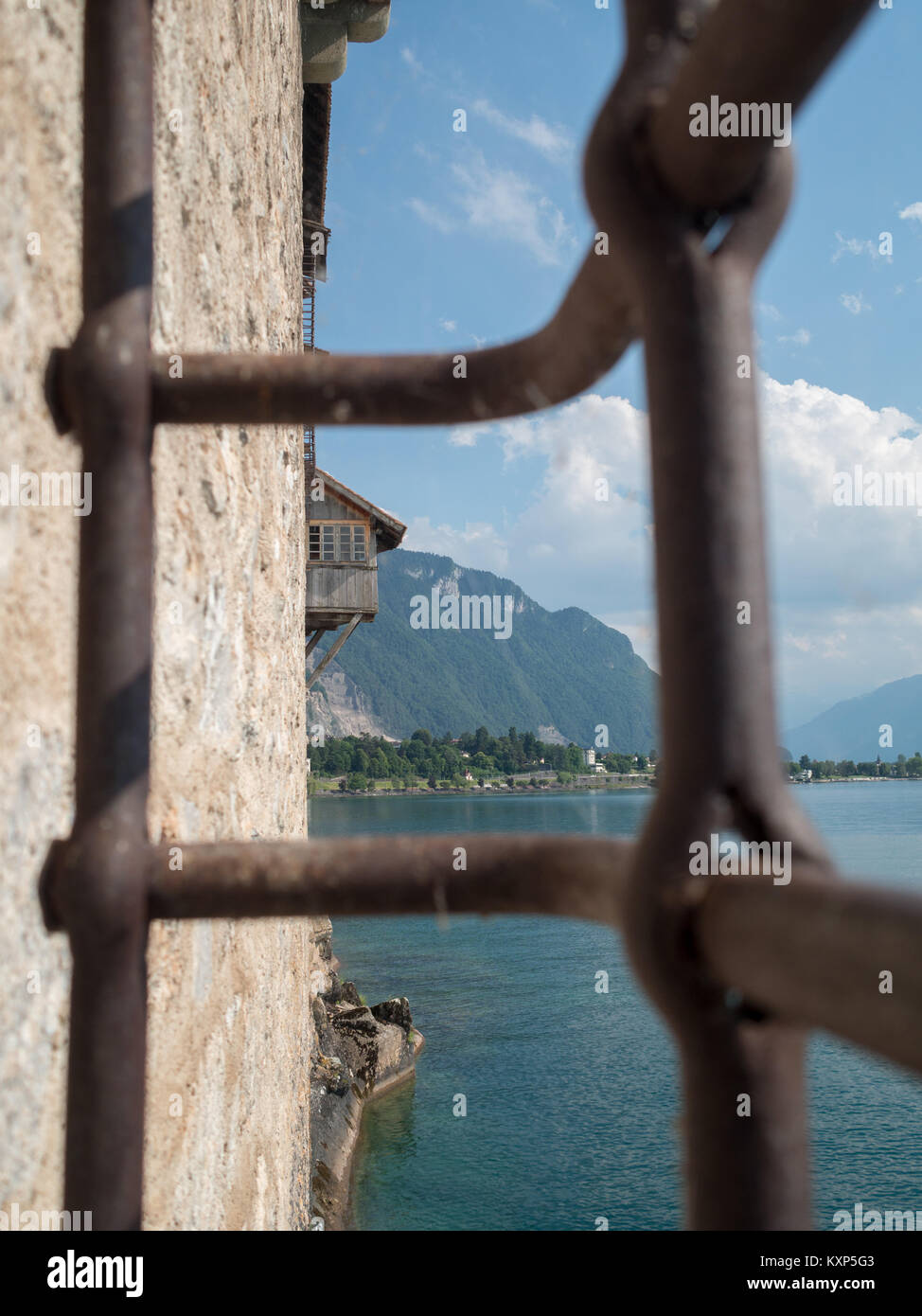 Guardando oltre il Lago di Ginevra da dietro le sbarre a Chateau de Chillon Foto Stock