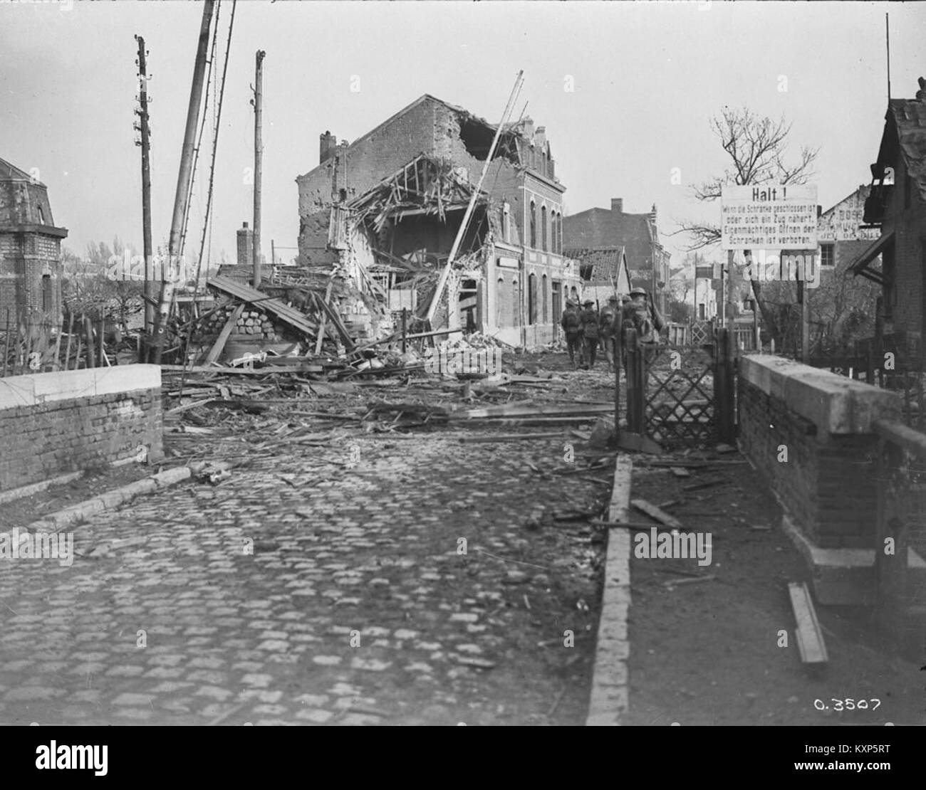 Questa fotografia mostra le forze militari canadesi a Valenciennes, in Francia, nel novembre 1918, durante gli ultimi mesi della prima guerra mondiale. L'immagine documenta il ruolo del Canada nella liberazione dei territori francesi. Foto Stock
