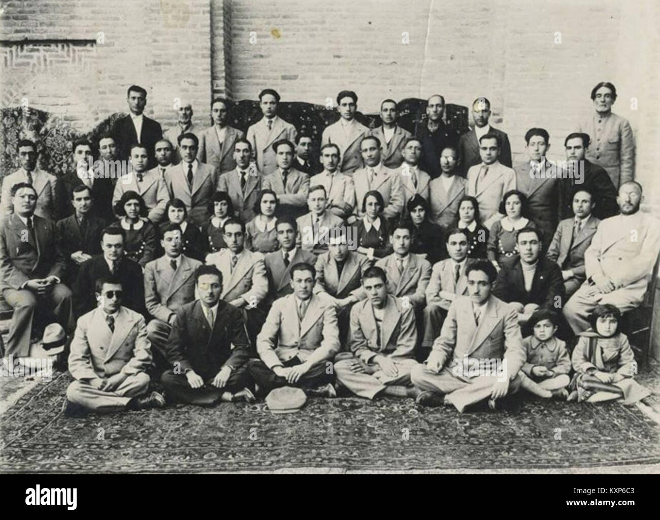 Una fotografia del 1938 raffigura educatori ad Ardabil, Iran, mettendo in evidenza l'ambiente educativo, le pratiche di insegnamento e la vita comunitaria del periodo. Foto Stock