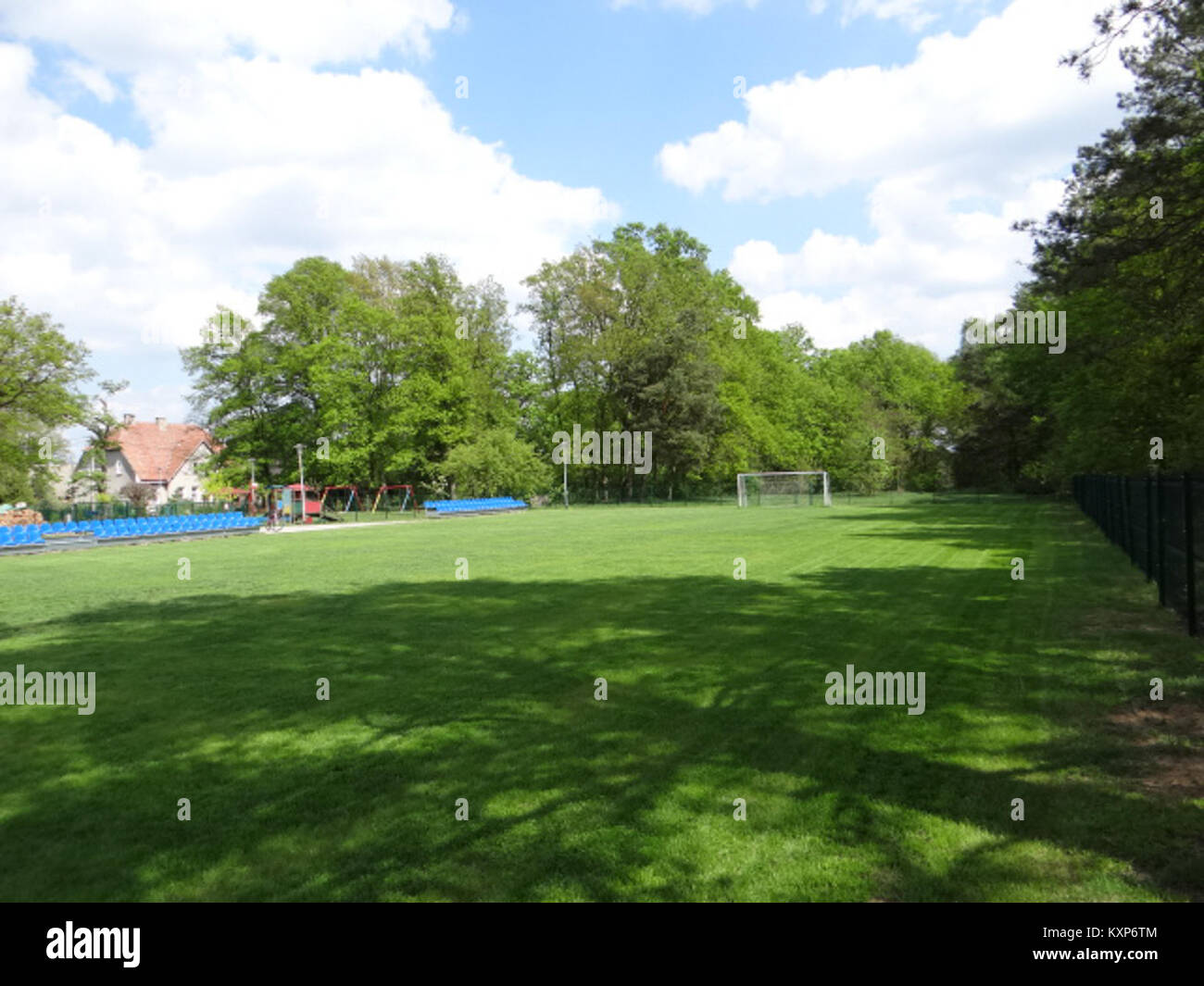 Si tratta di un campo sportivo situato a Brzózki, in Polonia, utilizzato per attività sportive e ricreative locali. Foto Stock