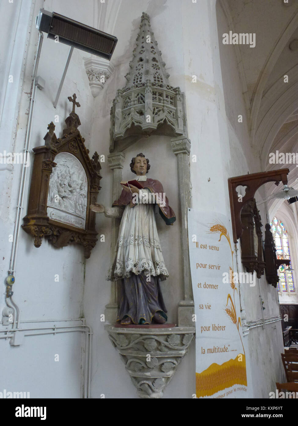 Questa immagine mostra una statua di Saint Borromée presso l'Église Saint-Vaast a Bomy, Pas-de-Calais, Francia. La statua rappresenta San Carlo Borromeo, un importante cardinale e santo del XVI secolo, noto per le sue riforme nella Chiesa cattolica. Foto Stock