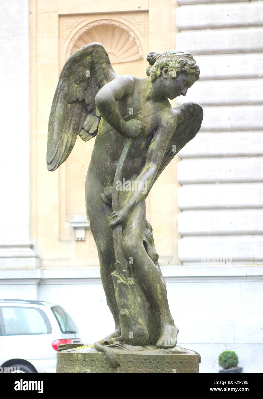Questa scultura di Edme Bouchardon, intitolata "Cupido Cutting His Bow from the Club of Hercules", raffigura la figura mitologica Cupido in una scena classica. È ospitato nel Royal Museum for Central Africa. Foto Stock