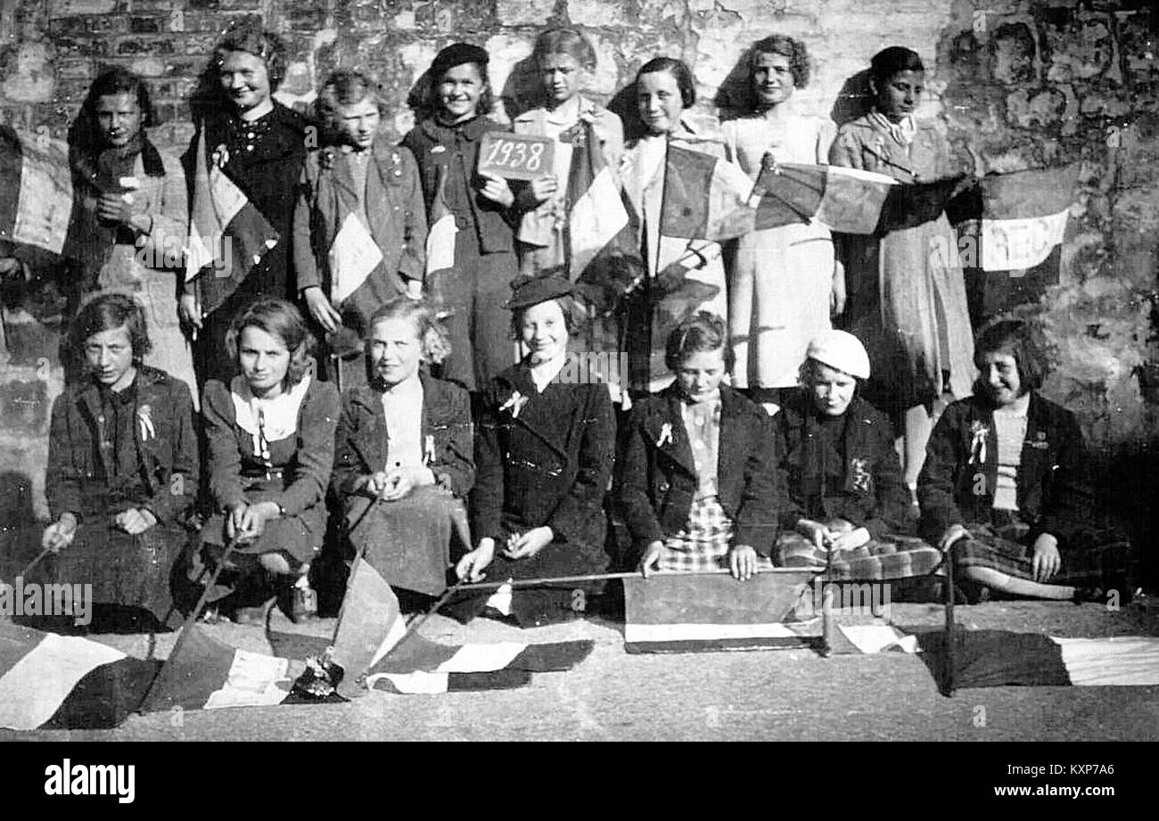 Questa fotografia del 1938 mostra una classe di scuola primaria a Barlin, Francia, illustrando gli ambienti educativi, gli studenti e la vita scolastica storica. Foto Stock