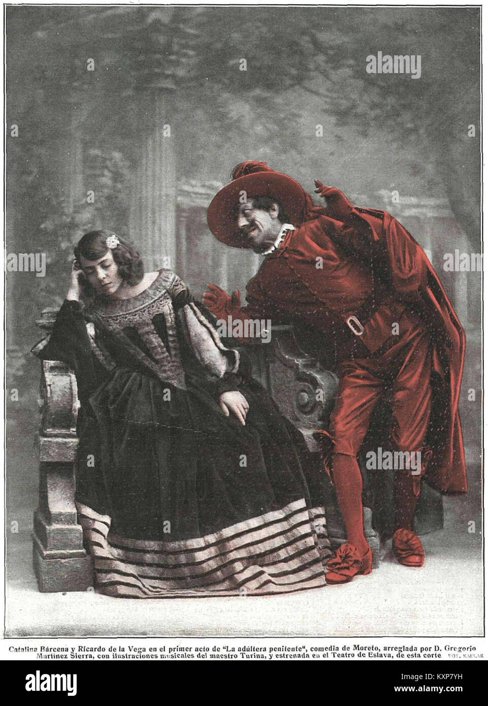 Questa immagine raffigura gli attori Catalina Bárcena e Ricardo de la Vega che si esibiscono in "la adúltera penitente", illustrando il costume teatrale, l'ambientazione del palcoscenico e il teatro spagnolo dell'inizio del XX secolo. Foto Stock
