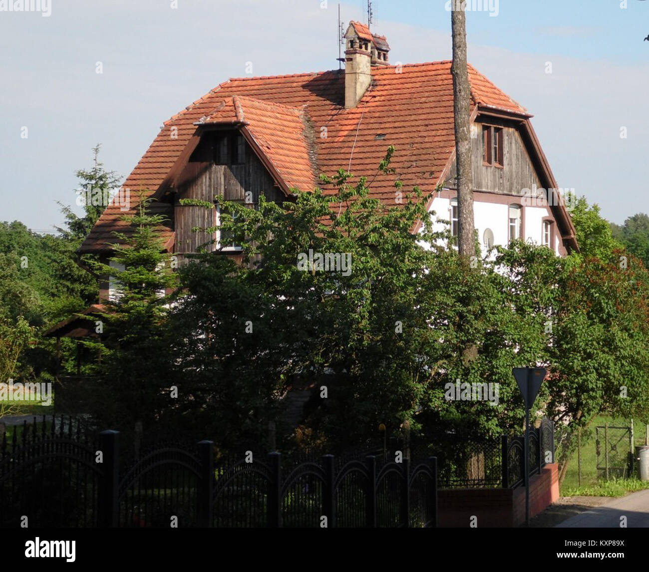 Piatto in ceramica di Bolesławiec, Polonia, con motivo 224a, un design tradizionale di puntini bianchi su sfondo navy. Prodotto da Zakłady Ceramiczne Bolesławiec, noto per il gres dipinto a mano di alta qualità. Questo pezzo esemplifica l'artigianato della ceramica della regione. Foto Stock