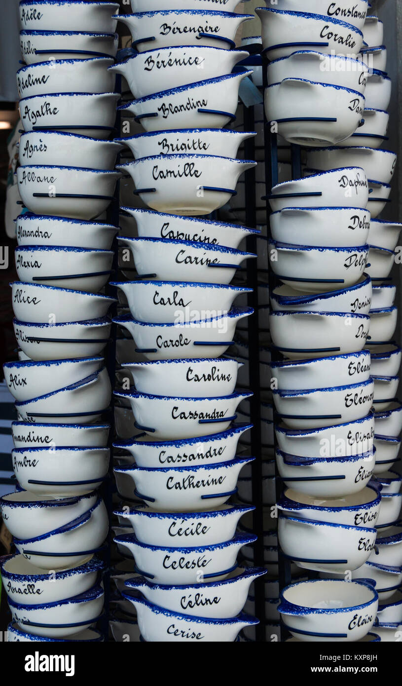 Una fotografia dei tradizionali cappelli bretoni indossati dalle donne su Île-aux-Moines a Morbihan, Francia, che riflette il costume regionale e il patrimonio culturale. Foto Stock