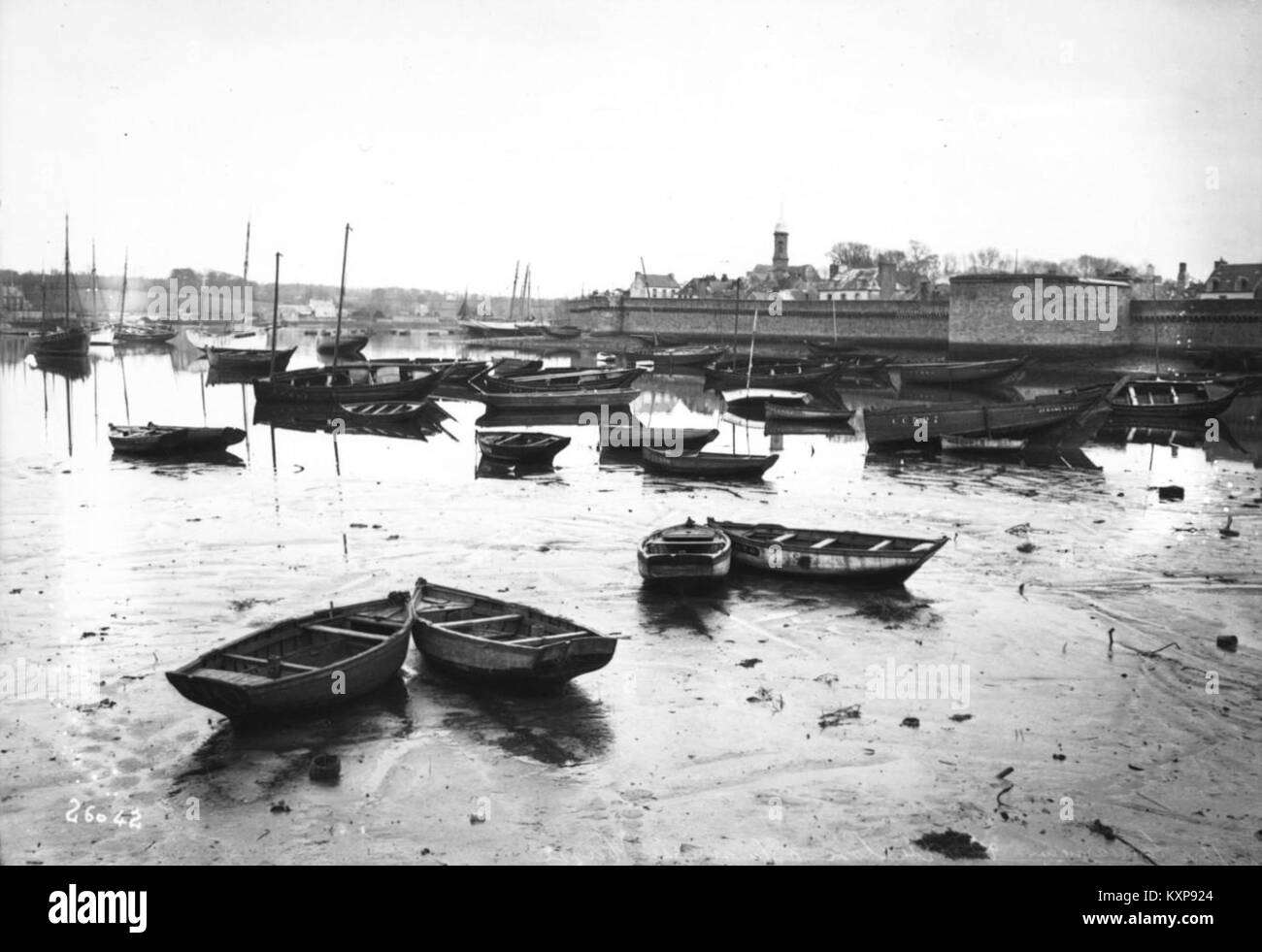Fotografia di barche vicino alla città fortificata di Concarneau, in Francia, che mostra le navi da pesca, le infrastrutture portuali e il significato marittimo storico della città come porto costiero di pescatori. Foto Stock