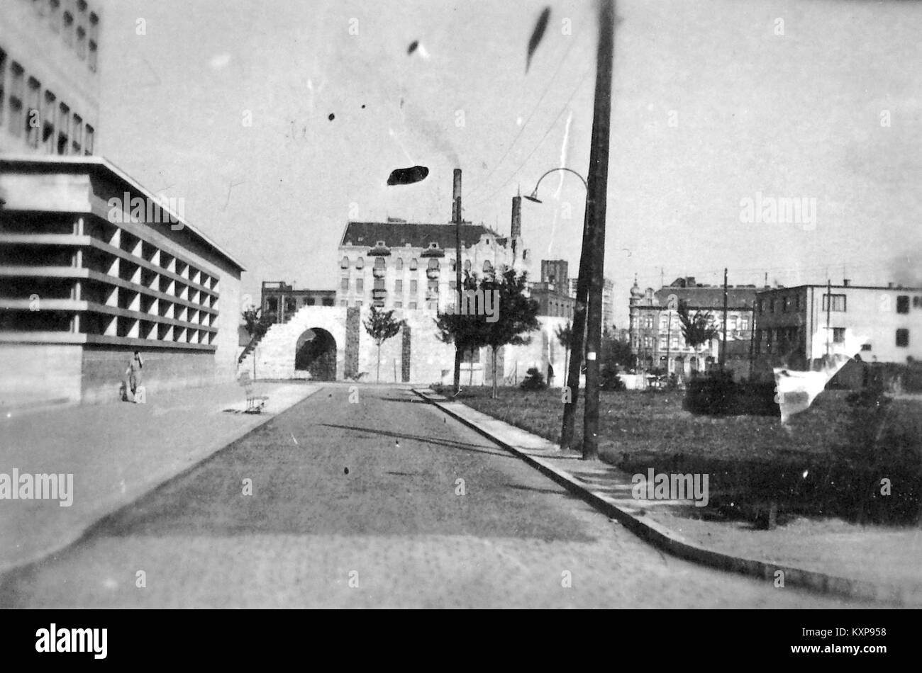 L'immagine mostra il Ginnasio di Árpád e l'anfiteatro della città militare di Budapest III, illustrando l'architettura educativa e civica nell'Ungheria dell'inizio del XX secolo. Foto Stock