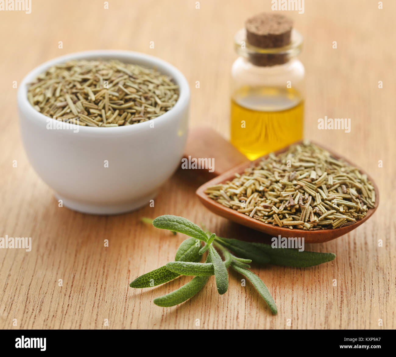 Fresche biologiche con rosmarino olio essenziale sulla superficie naturale Foto Stock