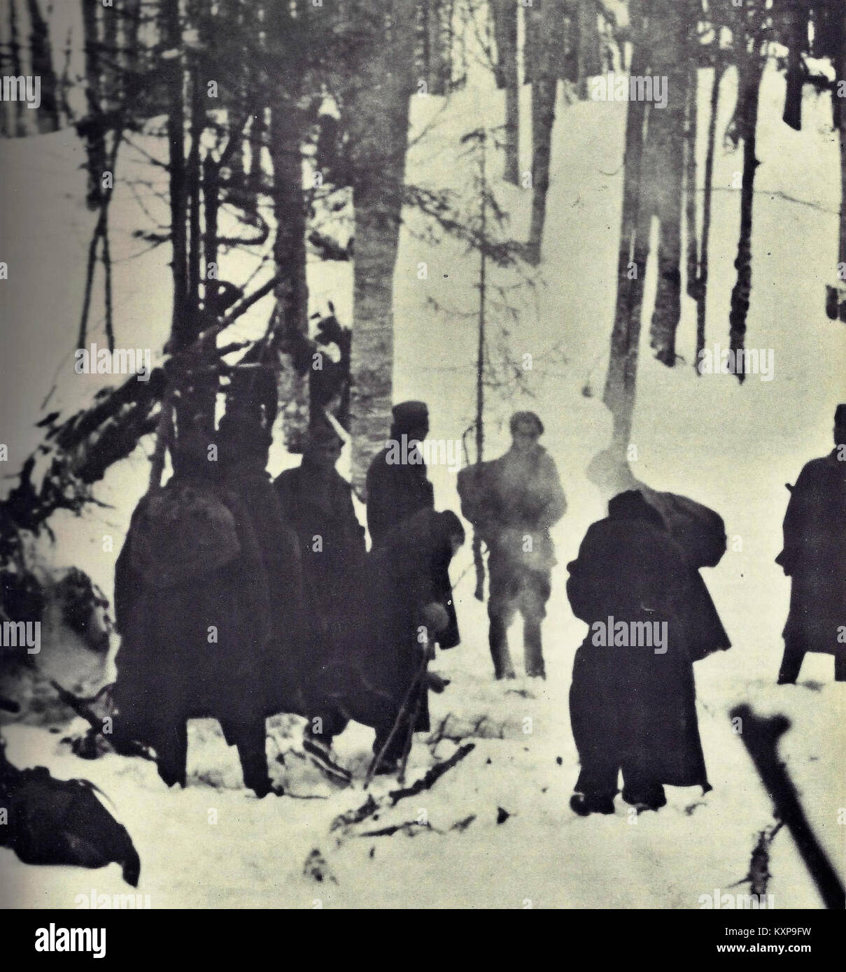 I soldati della 14a Divisione in attesa di un rapporto di intelligence sul movimento nemico, illustrando le operazioni militari e l'osservazione strategica. Foto Stock