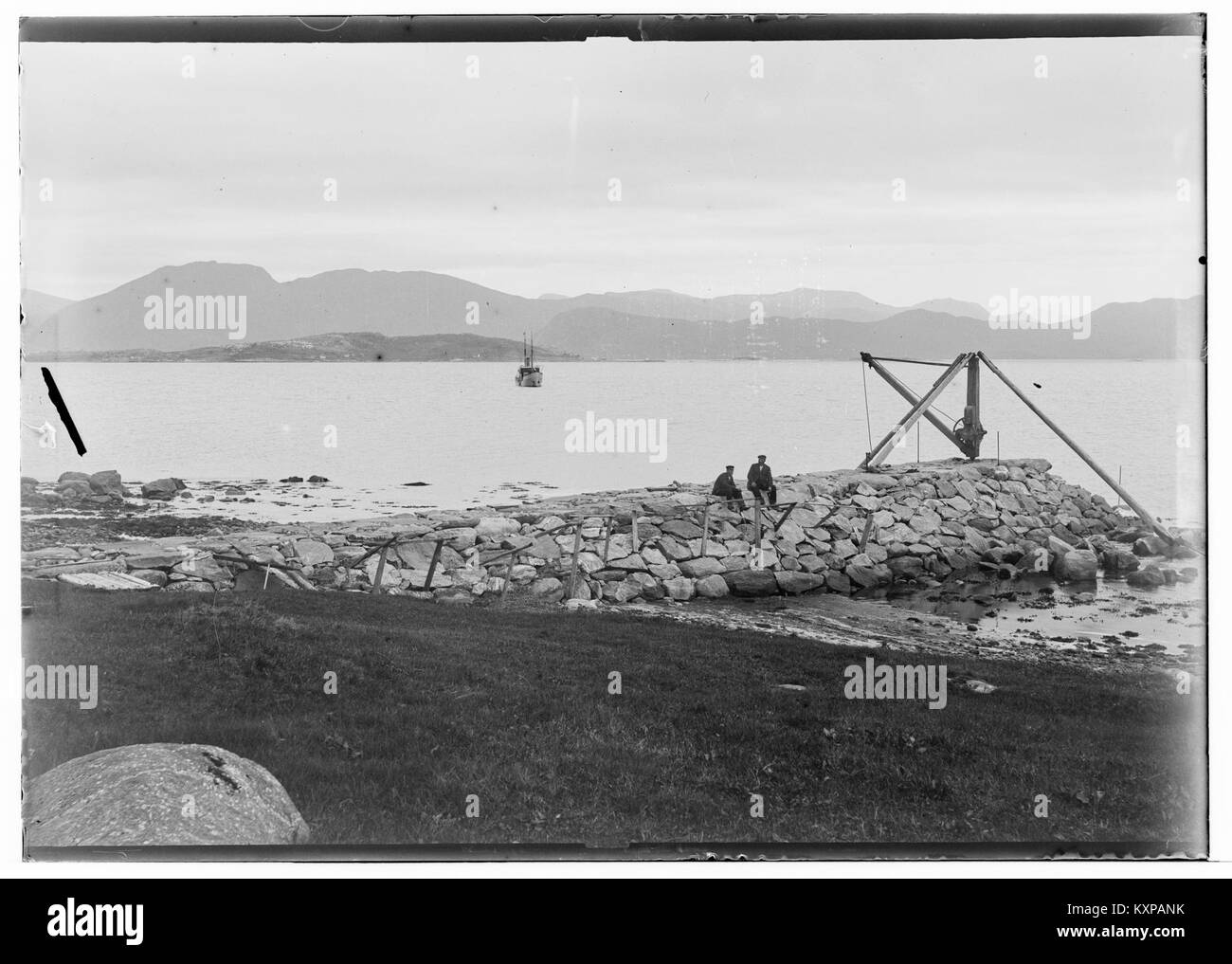 Fotografia di Brisinghaug a Møre, Norvegia, che mette in evidenza il paesaggio naturale della regione e le caratteristiche architettoniche dell'inizio del XX secolo. Foto Stock