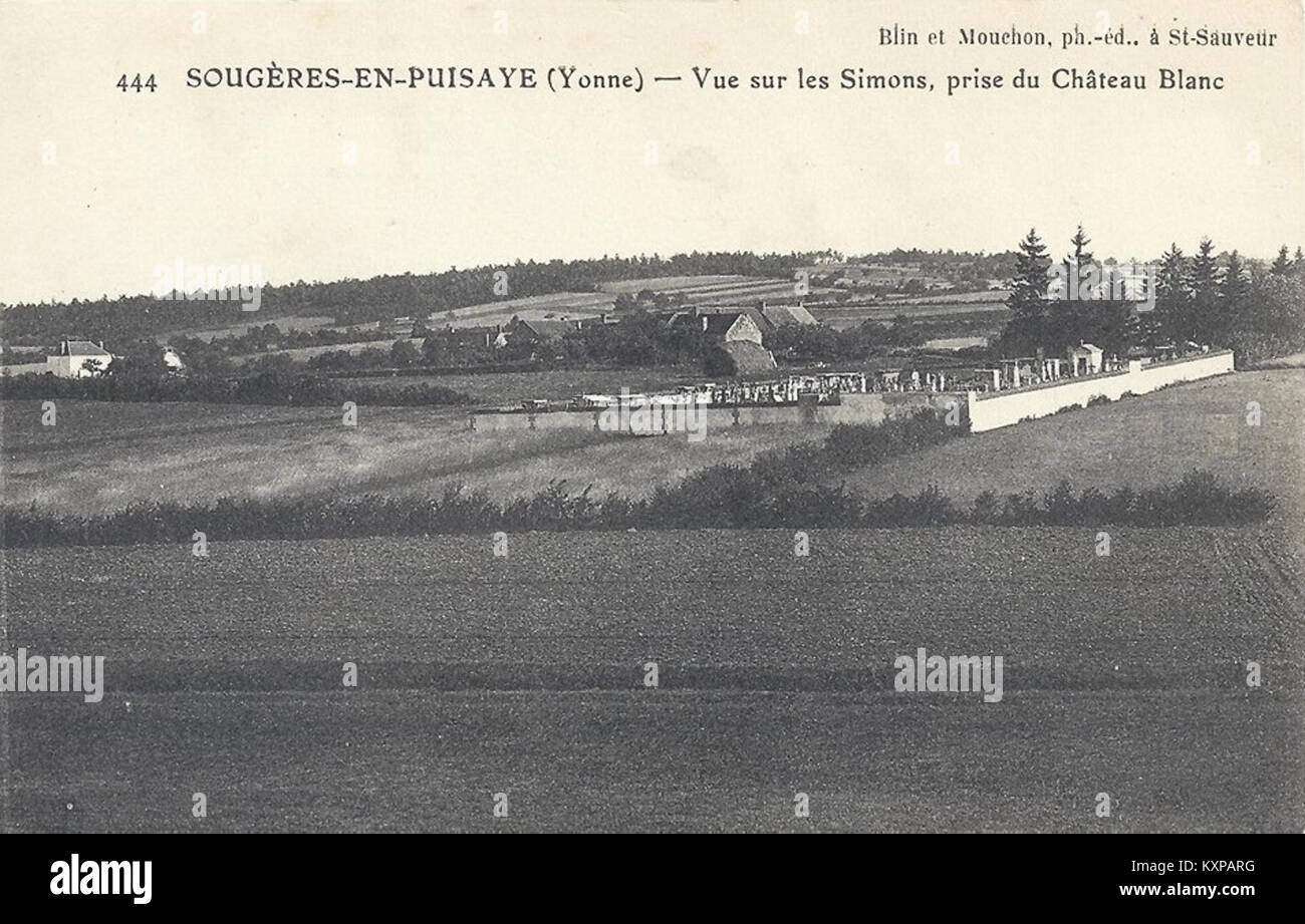La cartolina mostra il cimitero di Sougères-en-Puisaye in Francia, mettendo in evidenza le lapidi della famiglia Simon e i costumi commemorativi locali. Foto Stock