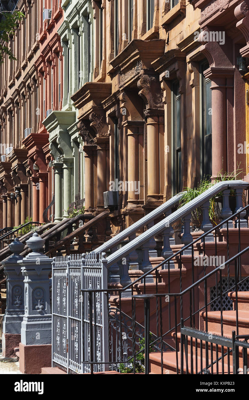 Harlem di colorate case di arenaria nella città di New York. Foto Stock