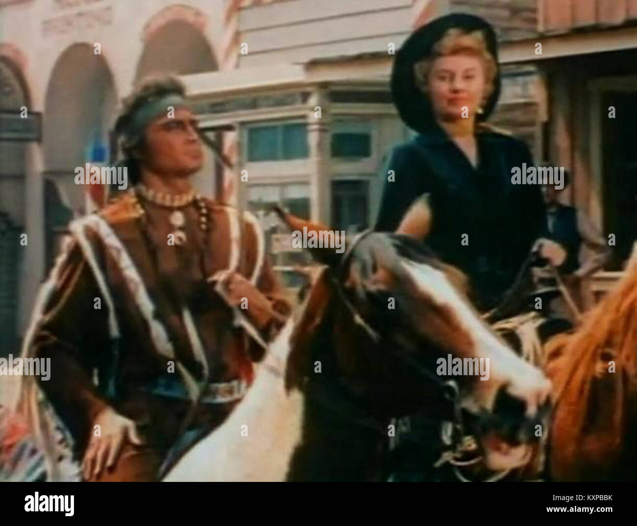 Ancora promozionale dal film del 1954 "Cattle Queen of Montana", che mette in evidenza elementi di genere occidentale, ambientazione di frontiera e sfide e avventure di una protagonista femminile in Montana, Stati Uniti. Foto Stock