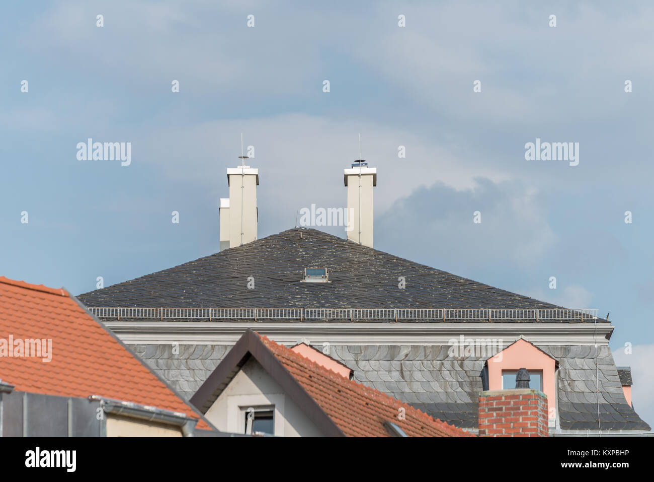 Moderna casa clapboard con camino e asta parafulmini Foto Stock
