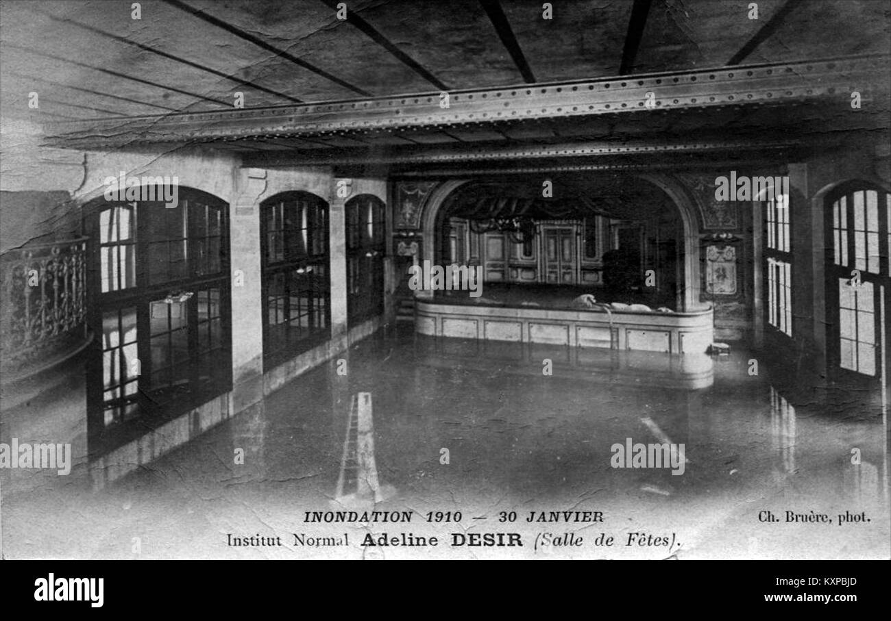 Questa fotografia cattura i Cours des Irons durante l'alluvione del 1910 a Parigi. L'alluvione, una delle più gravi nella storia di Parigi, ha sommerso gran parte della città, compresa questa zona popolare. Foto Stock