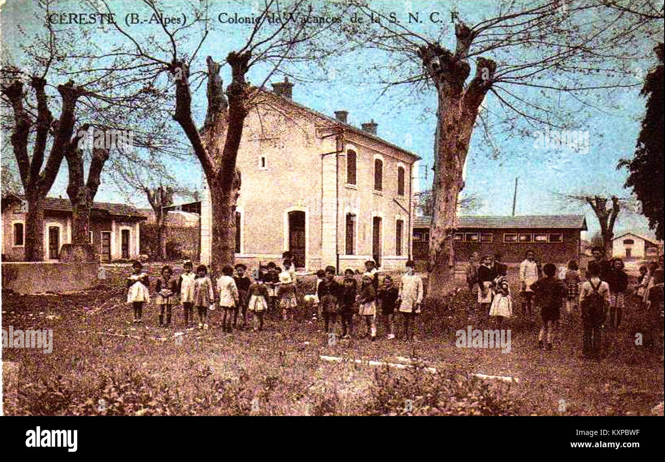 Una cartolina del 1939 raffigurante un campo di vacanza per bambini presso la stazione ferroviaria di Céreste in Francia, che mostra i programmi giovanili pre-seconda guerra mondiale. Foto Stock