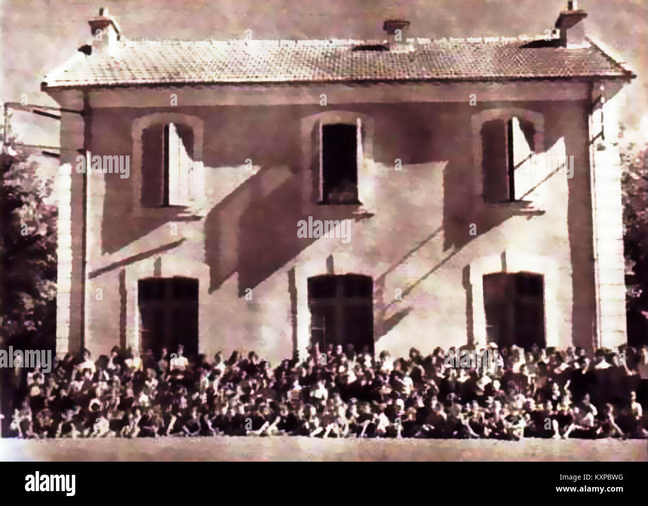 Fotografia del centro vacanze 1936 di Céreste gestito dal comitato della società SNCF, che mostra edifici, strutture ricreative e paesaggi. Foto Stock