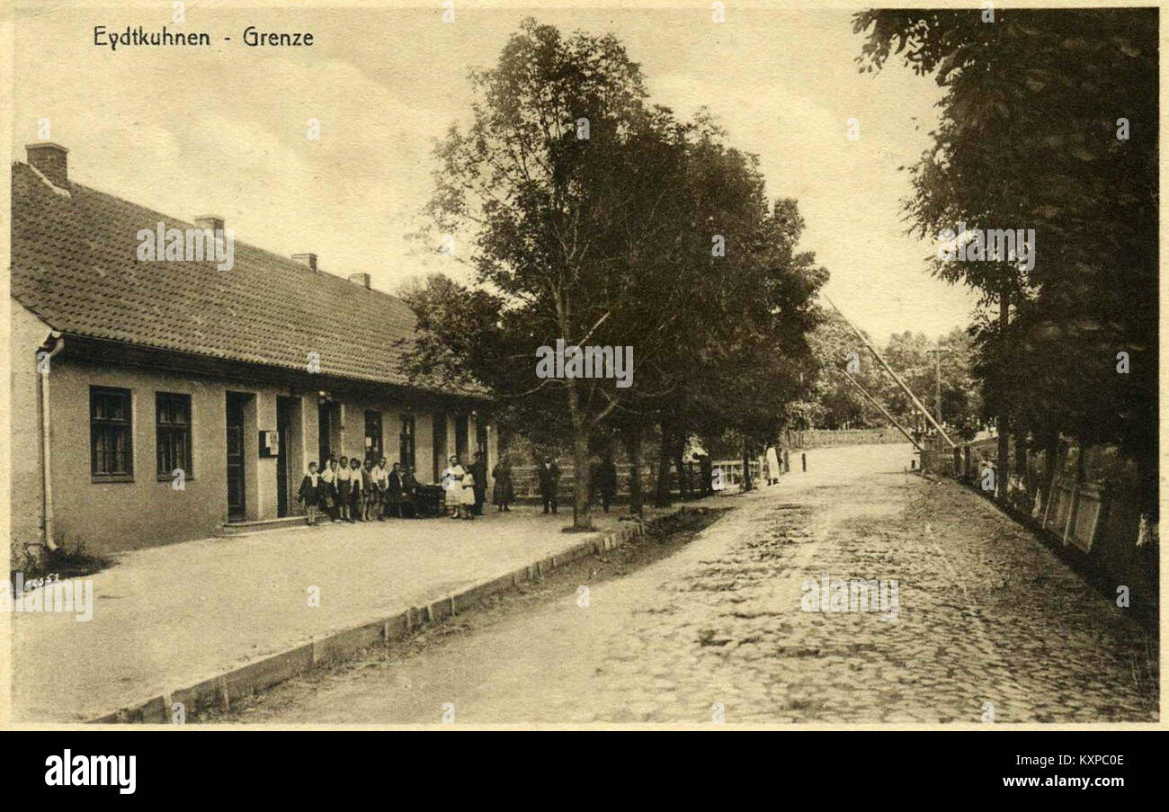 Valico di frontiera di Eitkūnai, luogo di transito per veicoli e pedoni tra la Lituania e le regioni limitrofe, che illustra le infrastrutture di frontiera e il controllo dei trasporti. Foto Stock