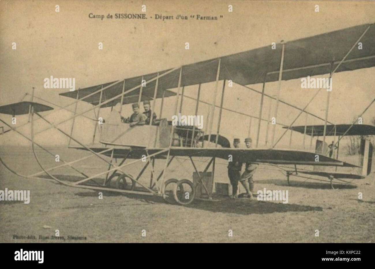 Questa fotografia storica mostra un aereo Farman in partenza da Camp de Sissonne, un aeroporto militare francese, che illustra le prime fasi dell'aviazione e lo sviluppo della tecnologia di volo militare. Foto Stock