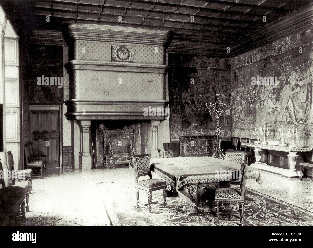 La sala da pranzo dell'Château de Chenonceau in Francia è caratterizzata da sontuosi pannelli in legno, soffitto decorato intonacato e grandi finestre che si affacciano sul fiume. Lo spazio esemplifica il Rinascimento e la successiva evoluzione decorativa del castello e il suo ruolo nella vita aristocratica francese. Foto Stock