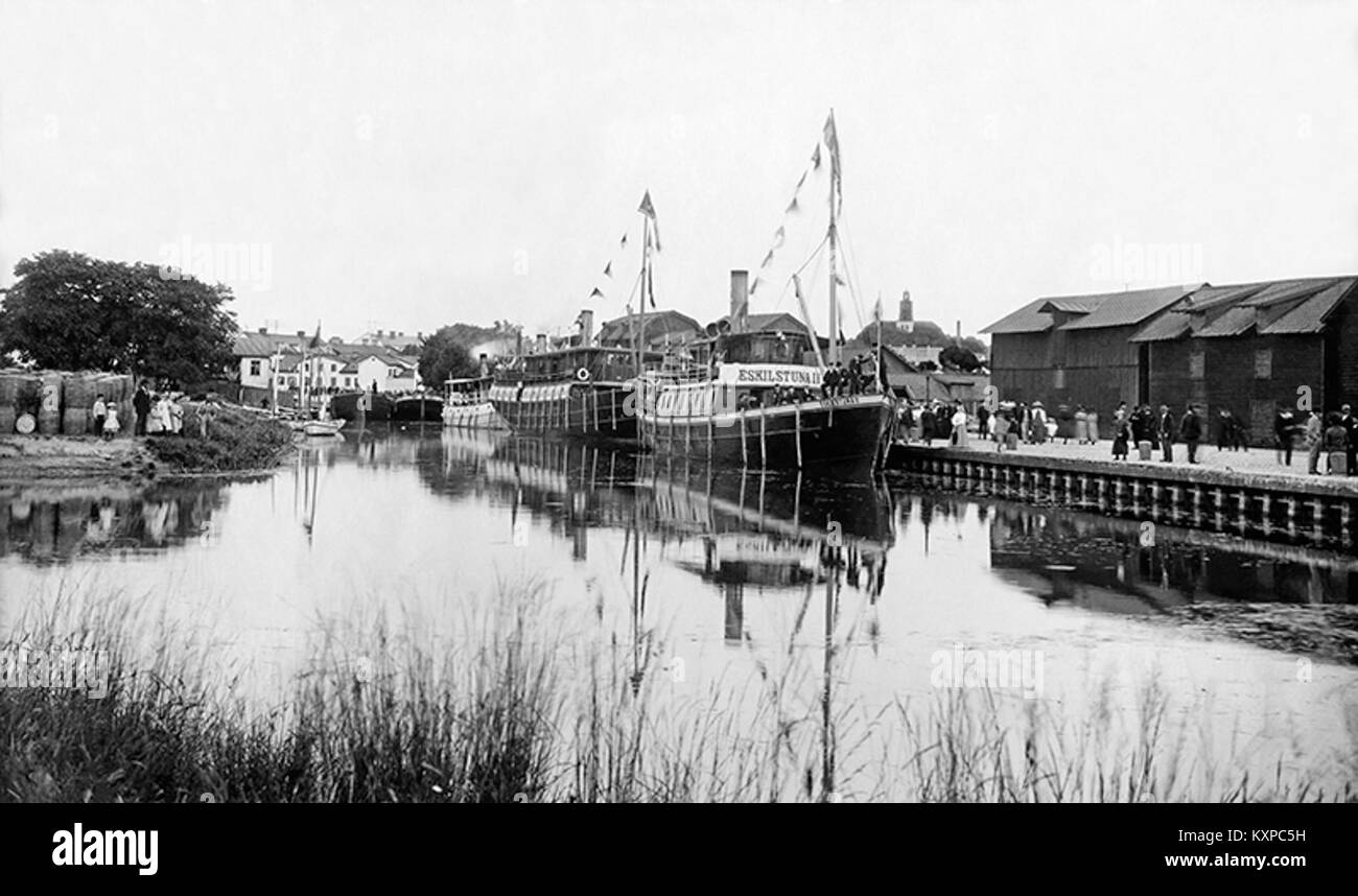Fotografia di Enköping, Svezia, che mostra le strade, l'architettura e il layout urbano della città come parte del patrimonio culturale e storico della città. Foto Stock