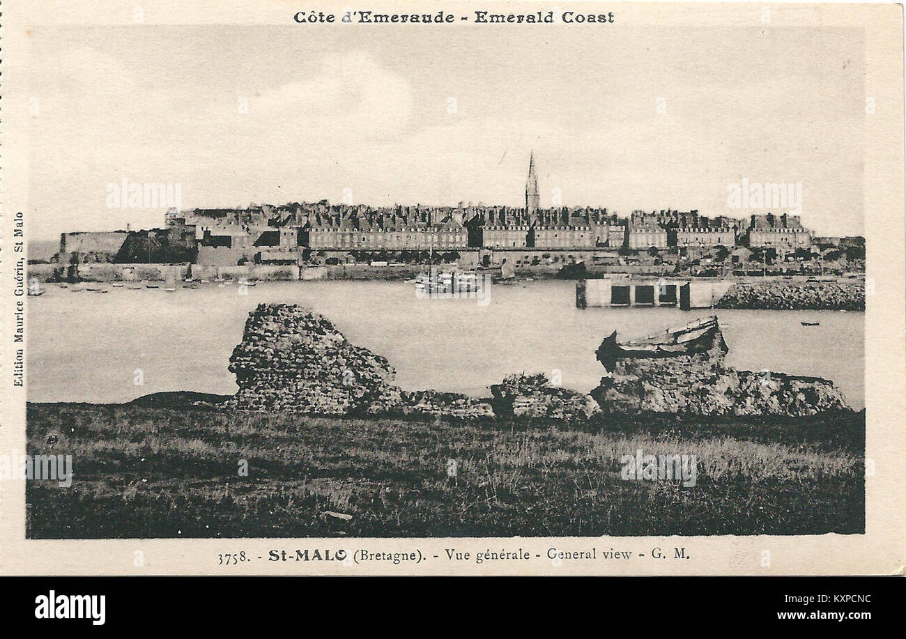 Fotografia di Saint-Malo sulla Côte d'Émeraude, Francia, che mostra la città murata, la costa e l'architettura marittima della Bretagna. Foto Stock