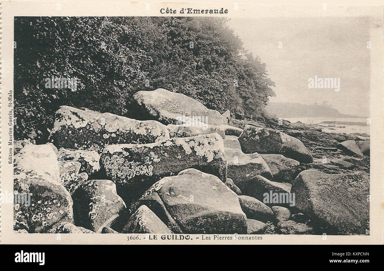 Fotografia della Côte d'Émeraude in Bretagna, Francia, che mostra le Guildo, una zona costiera conosciuta per le spiagge, le scogliere e il patrimonio marittimo storico. Foto Stock