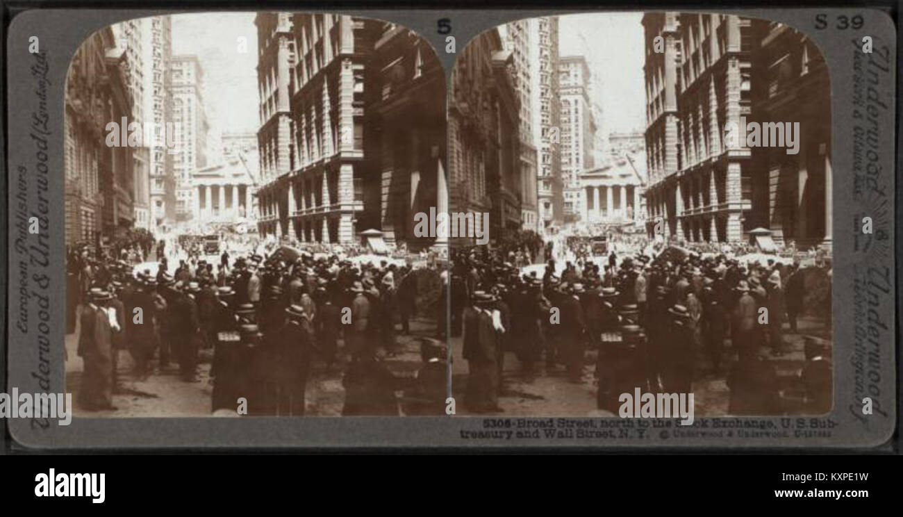 Questa fotografia stereoscopica della collezione Robert N. Dennis mostra Broad Street a New York, evidenziando punti di riferimento chiave come il sottotesoro degli Stati Uniti e la Borsa valori, che rappresenta il vivace centro finanziario dei primi anni del XX secolo. Foto Stock