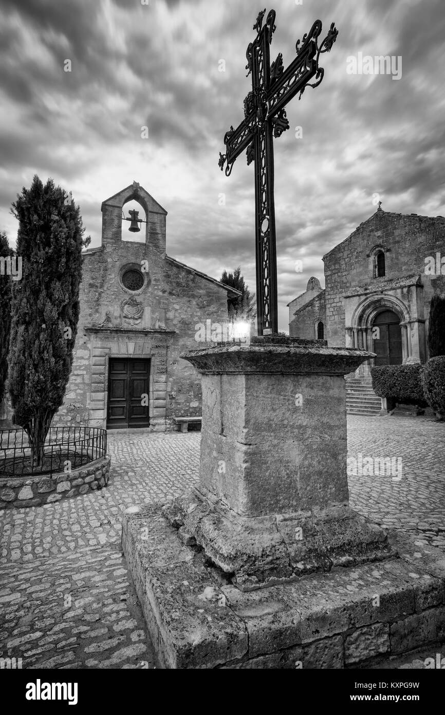 Ferro battuto cross a Place de Saint Vincent, Les Baux de Provence, Francia Foto Stock