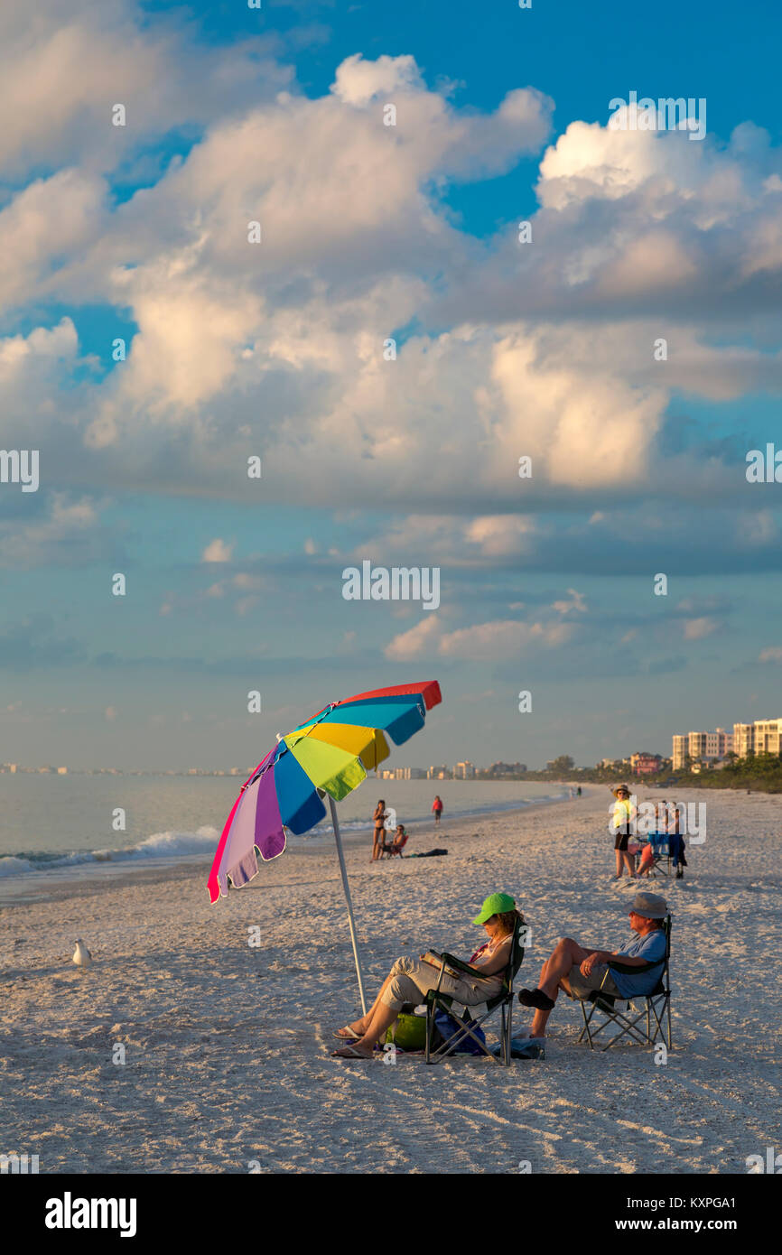 Guardare il tramonto su un inverno di sera, spiaggia a piedi nudi, Naples, Florida, Stati Uniti d'America Foto Stock